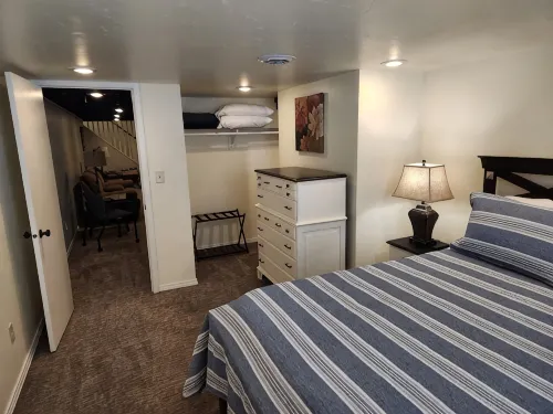 Cozy & Cheerful Home-2 Levels of Comfort! - 2-Star