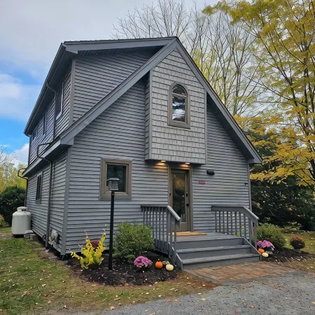 Charming 2-Bedroom Cottage with Game-Room and WiFi in Bolton Landing/Lake George