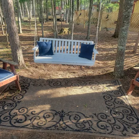 Four season fun, classic LAKEFRONT cabin for families! Отели в г. Айтаска