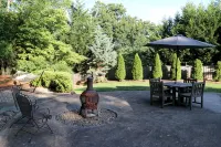 Romantic Escape-Private with Hot tub & Fireplace and Fenced Yard. Sleeps 2 - Bungalows