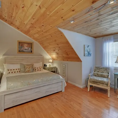 Incredible Farmhouse,18 Acres, Pool, 7 King Bds, Near Helen, Tiny Weddings!