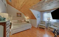 Incredible Farmhouse,18 Acres, Pool, 7 King Bds, Near Helen, Tiny Weddings!