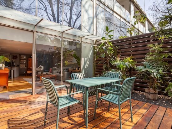 Contemporary townhouse with plenty of light