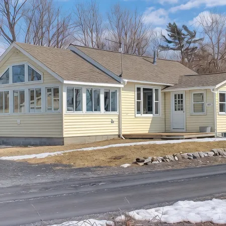 Bright 3 Bedroom Lake Cottage with dock!