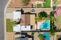 Oasis Phoenix Private Pool, HOT TUB, Corn Hole, BBQ, Fire Pit and Games - Private Pools
