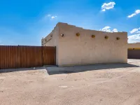 Phoenix Desert Retreat-Family-friendly, 3 beds, Pool, AC, and WIFI Hotels in New River