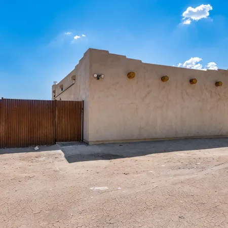 Phoenix Desert Retreat-Family-friendly, 3 beds, Pool, AC, and WIFI