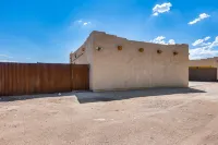 Phoenix Desert Retreat-Family-friendly, 3 beds, Pool, AC, and WIFI - Gym