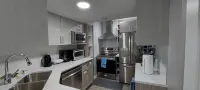 Cozy 2-bedroom bsmt suite w/private entrance - stanze in case private
