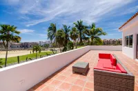 Amazing 6,000 sqft house sleeps 10, walk to Beach, Shops and Restaurants - 방갈로