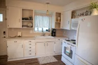 Charming 2-bedroom house  comfortable cottage in the country but close to city - Homestays