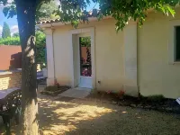 Cottage at the foot of the Luberon + Garden and private swimming pool Hotels in Robion