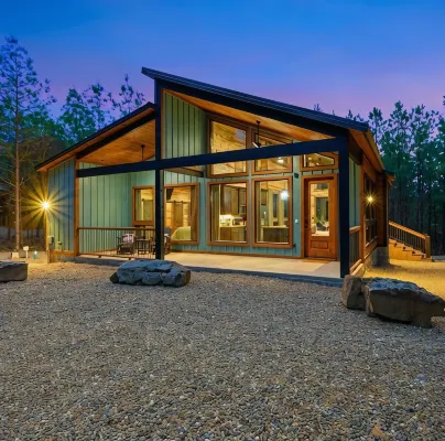 Beautiful Couples Cabin nestled in the woods