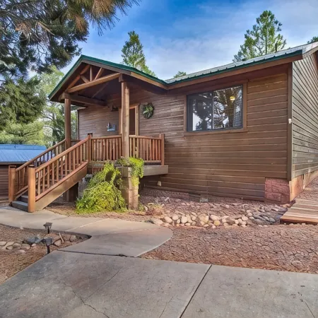 Show Low Cottage Hideaway-Cozy Cabin w/Fireplace