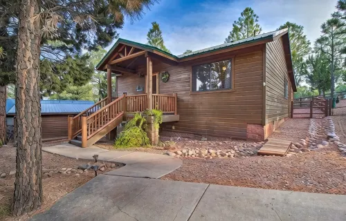 Show Low Cottage Hideaway-Cozy Cabin w/Fireplace