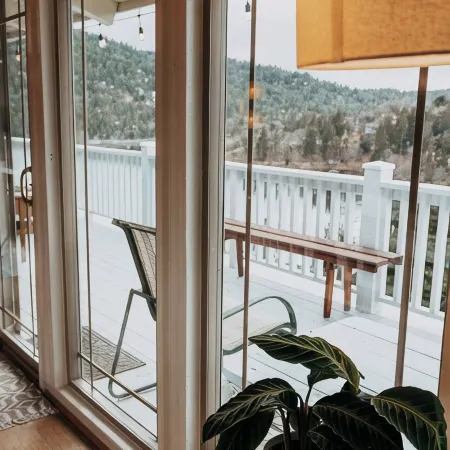 Charming Retreat with Stunning Lake Views.