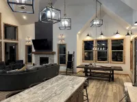 Stunning Luxury Executive Style Cabin 7 BR 4.5 BA Hi Speed Wi-Fi