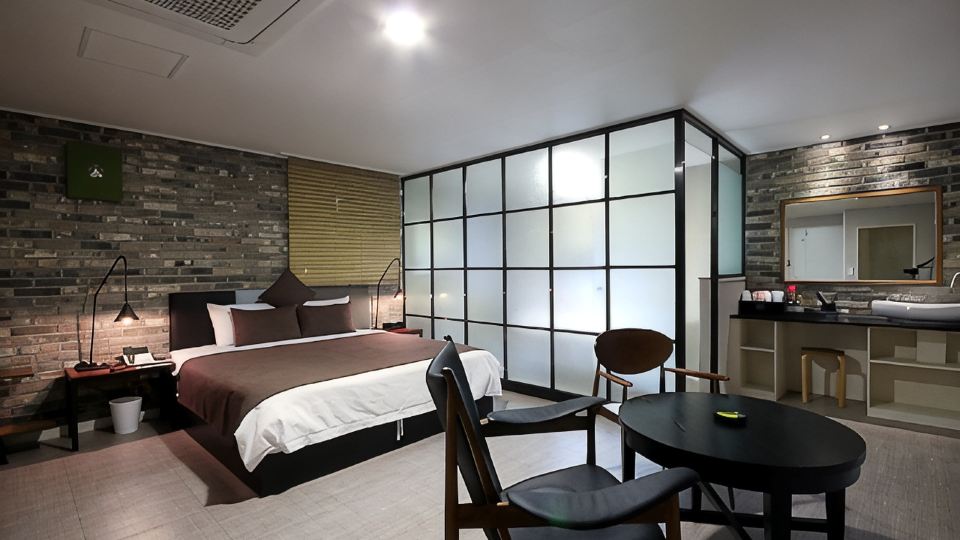 Hotel 385