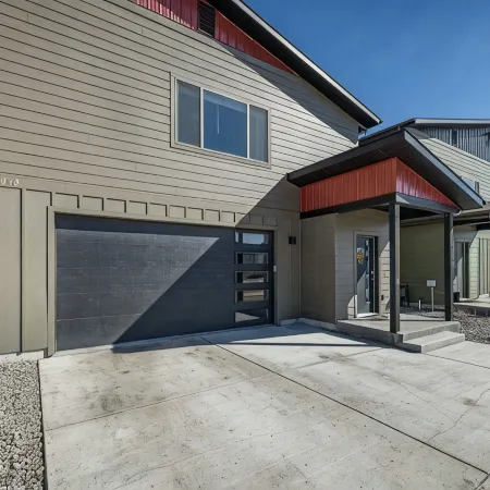 Large Townhome, Fenced Yard, 4 Miles to Downtown & MSU, A/C, Walking Trails