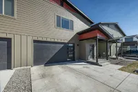 Large Townhome, Fenced Yard, 4 Miles to Downtown & MSU, A/C, Walking Trails - 2星級