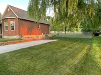 Family-Friendly 4-Bed Basement w/ Lush Yard, Views & Parking - 3-Star