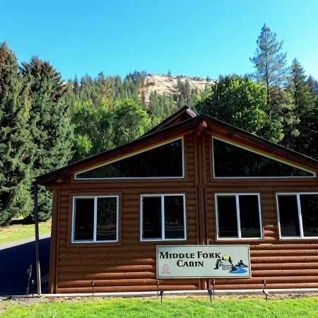 Cozy Middle Fork Cabin.                          Across from Clearwater River