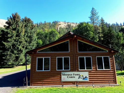 Cozy Middle Fork Cabin.                          Across from Clearwater River - Hytter