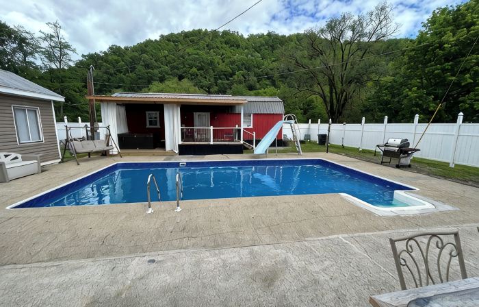 River Road Retreat.  Cabin minutes away from trails w/ hottub & seasonal pool!