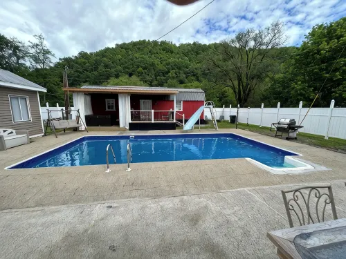 River Road Retreat.  Cabin minutes away from trails w/ hottub & seasonal pool!