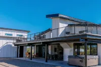 Manila Lot 7 · King bed, high end, new home, hot tub, steam room