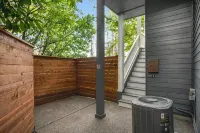 Private Newly Renovated modern loft studio with Free Parking, AC/Heat and WiFi - Holiday Apartments