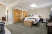 Cozy Heavenly Home w/Hot Tub, Views, Steam Room, Karaoke, Arcade - 2026 Remodel! - balcony