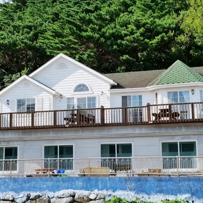 Geoje Island Mongdol Sea Rest Area Отели рядом с достопримечательностью «Скала Синсондэ»