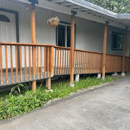 Black Gold Getaway .....Walking Distance to Town