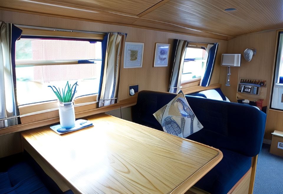 Houseboat Hotels