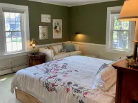 Charming 4-bedroom Colonial in lovely Keene with WiFi, AC Hotels in Keene
