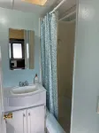 Tide’s Edge Escape: Cozy 2-Bed Cottage/Camper with Sea Views