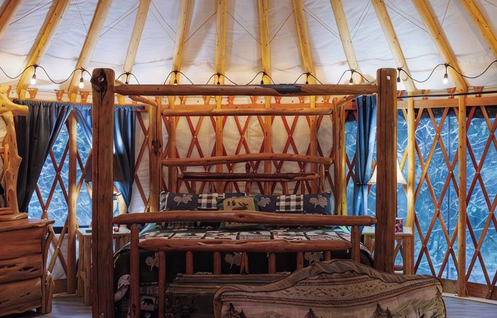 Blue yurt, out in the woods! Unplugged, you are out in nature away from it all.