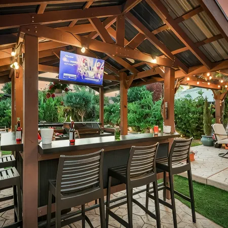 Magical-Dwntwn Lodi, Hot Tub, Firepit, Wine Tasting, Backyard Oasis