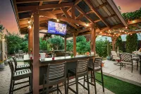 Magical-Dwntwn Lodi, Hot Tub, Firepit, Wine Tasting, Backyard Oasis
