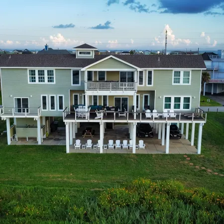 FantaSea House, Beachfront 6 Br 6BA Beauty Sleeps 19 in Beds.