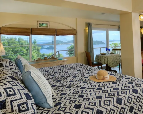 Couples Retreat, Sweeping VIEWS, Kayaks Await at the Beach! Hotels in Coral Bay