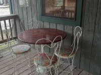 Cozy cabin in the woods. Peaceful and only 15 minutes to Mountain View. Hotels in Stone County