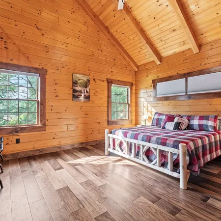 Charming 5-bedroom Cabin with Movie Theater, Hot Tub, and WiFi