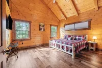 Charming 5-bedroom Cabin with Movie Theater, Hot Tub, and WiFi - Hot Tub