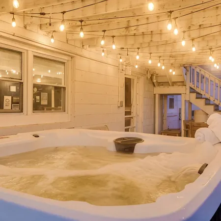 3 Mins to ND. Hot Tub, Game Room, Sleeps 16, Fire Pit