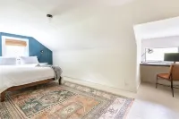 Modern Mountain Getaway with Fire Pit - homestay