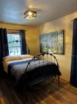 Bear's Den, A cozy 3-bedroom cabin in mature woods on Neebish Island with WiFi