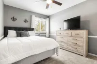 Spacious 4-bedroom house in the heart of West Omaha close to EVERYTHING - Boutique