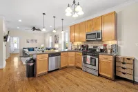 North Center Chicago - Walkable - Transit Accessible - King & Queen Beds - Apartments